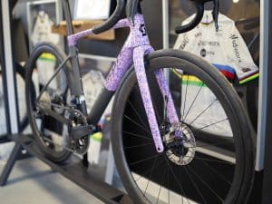 Scott Addict RC 10 - Noir et motifs bleu/rose - Shimano Ultegra
